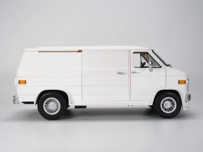 Ramen Economical Vans REV01 White 1/12 Scale Vehicle