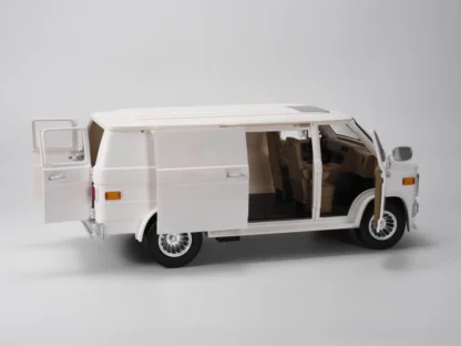 Ramen Economical Vans REV01 White 1/12 Scale Vehicle